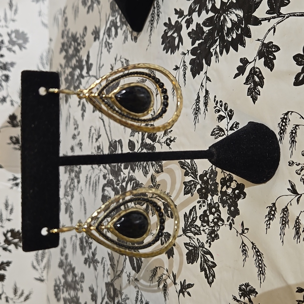 Gold and black tone earring jy19